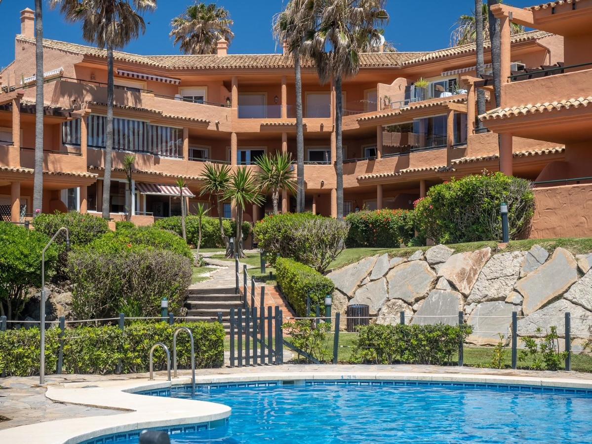 Fantastic Beachfront Apartment エステポナ エクステリア 写真