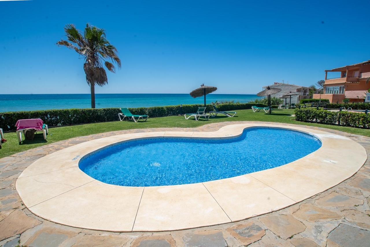 Fantastic Beachfront Apartment エステポナ エクステリア 写真