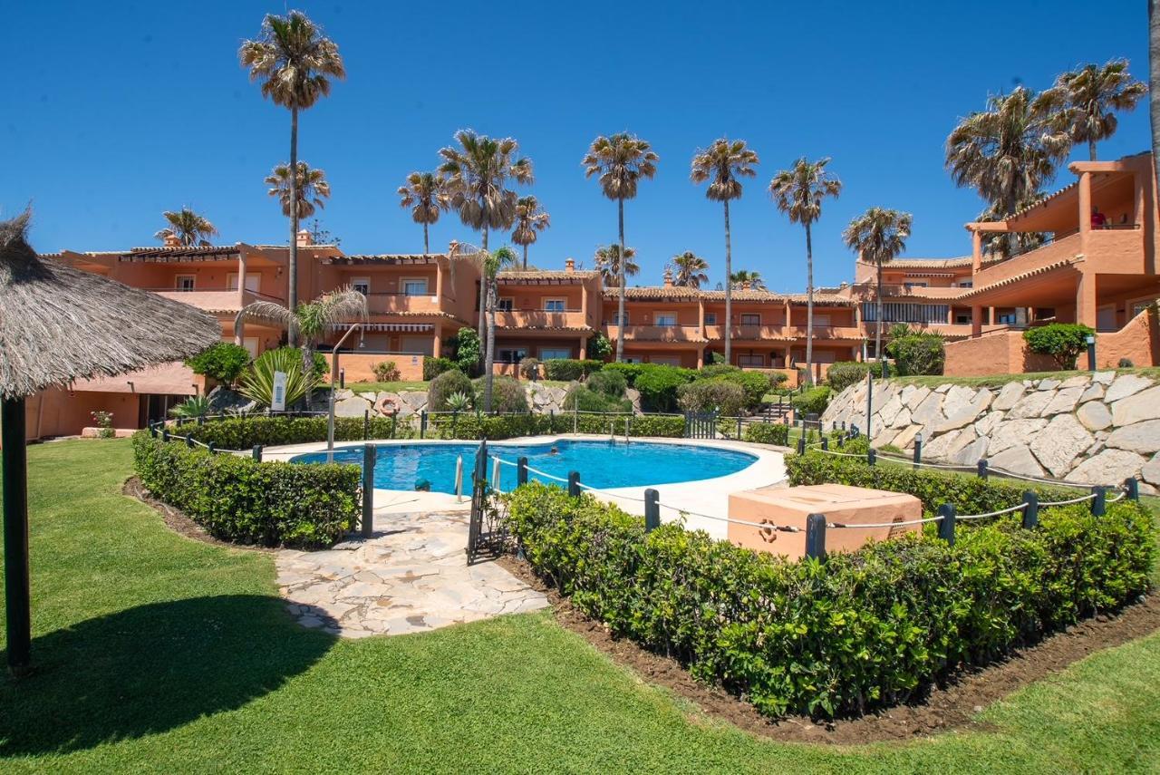 Fantastic Beachfront Apartment エステポナ エクステリア 写真