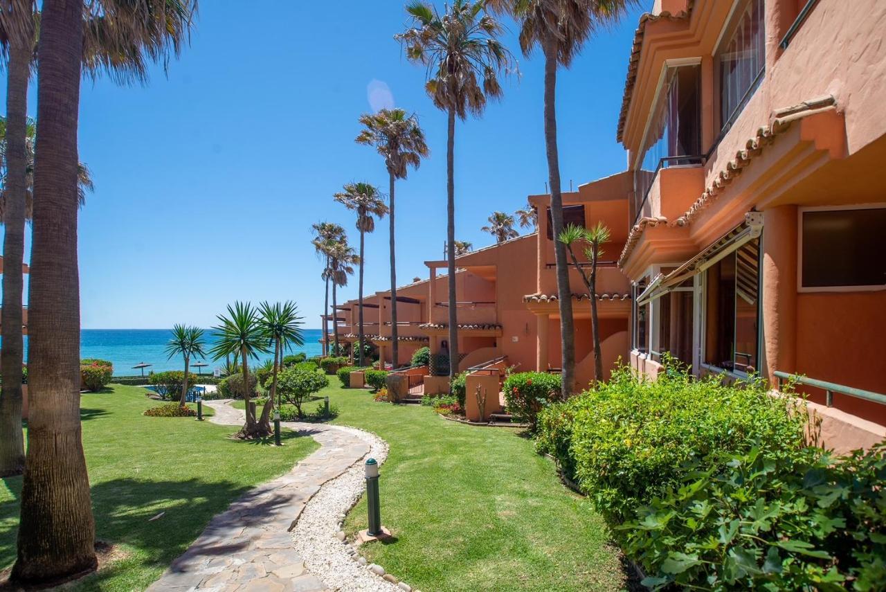 Fantastic Beachfront Apartment エステポナ エクステリア 写真