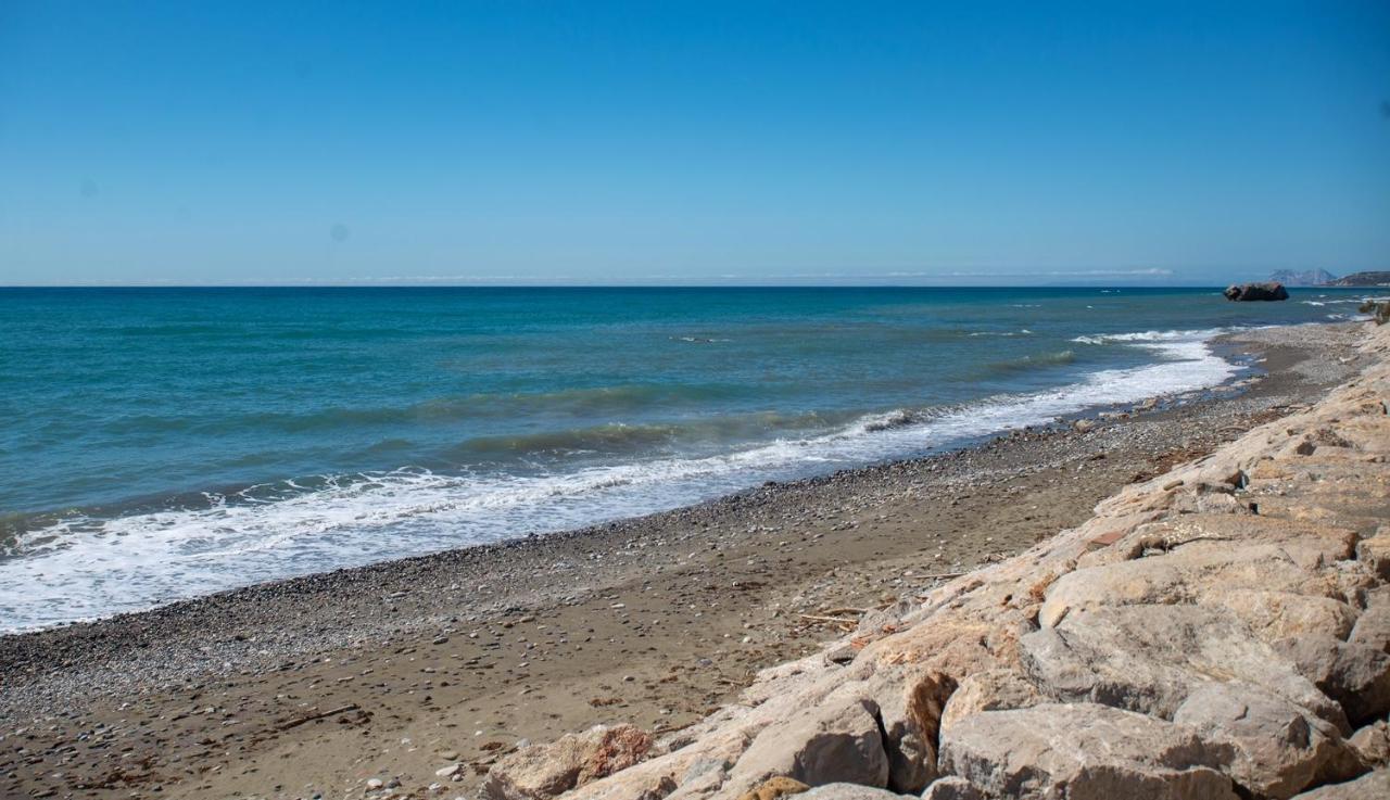 Fantastic Beachfront Apartment エステポナ エクステリア 写真