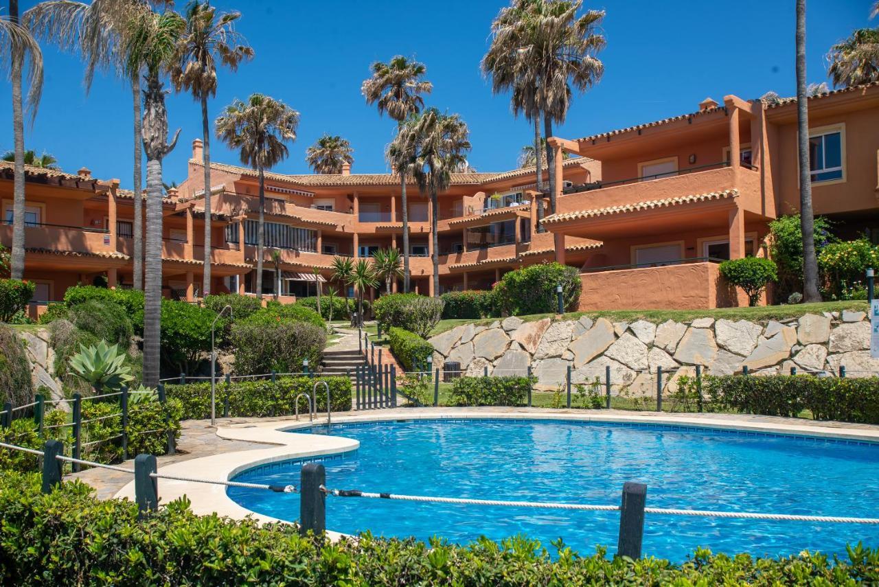 Fantastic Beachfront Apartment エステポナ エクステリア 写真